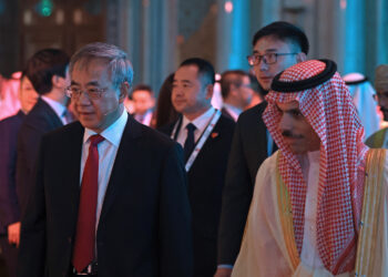 MENTERI Luar Arab Saudi Faisal Farhan al-Saud (kanan) dan Naib Pengerusi Persidangan Perundingan Politik Rakyat China (CPPCC), Hu Chunhua menghadiri Persidangan Perniagaan Arab-China Ke-10 di Riyadh kelmarin.-AFP