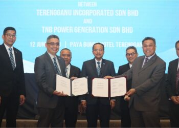 AHMAD Samsuri Mokhtar (tengah) menyaksikan pertukaran dokumen antara Burhanuddin Hilmi Mohamed@ Harun (dua, kiri) dan Nor Azman Mufti  di Kuala Terengganu, semalam.