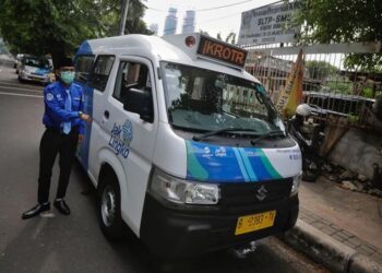 PENUMPANG wanita dan lelaki diasingkan dalam angkot bagi mengelakkan berlakunya kes gangguan seksual. - AGENSI