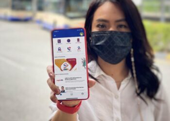 SEORANG pengguna, Anisah Mohd. Yusup menunjukkan aplikasi Pulse yang dibangunkan Prasaran yang kini boleh digunakan oleh pengguna Rapid Penang dan Kuantan.