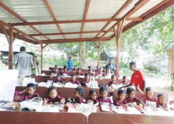 ANAK Orang Asli etnik Bateq mengikuti pelajaran di kelas di bawah Program Sekulah Bateq menerusi bantuan NGO di Kampung Kuala Atok, berdekatan Kuala Tahan di Jerantut, Pahang. - UTUSAN/HARIS FADILAH AHMAD