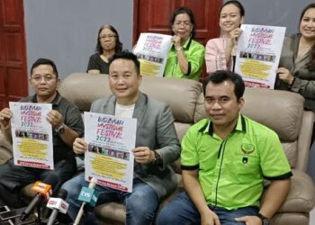 WILLIE Mongin (duduk tengah) bersama ahli-ahli jawatankuasa penganjur Festival Mistik Bidayuh 2022 menunjukkan poster festival.di Kuchong baru-barru-baru ini.