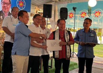 JEFFREY Kitingan (dua kanan) menerima borang keahlian daripada wakil ahli baharu yang menyertai STAR di Papar semalam.