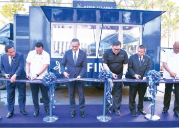 HISHAMMUDDIN Tun Hussein (tiga, kiri) dan Wan Razky Wan Abdullah (tiga, kanan) memotong riben pelancaran Pusat Kewangan Bergerak Affin Bank di Kuala Lumpur, baru-baru ini.