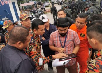 ANGGOTA pasukan keselamatan  bersiap sedia untuk operasi mencari dan menyelamat juruterbang bersama helikopter yang disyaki hilang di Hutan Simpan Chikus  dekat Tapah hari ini. - UTUSAN