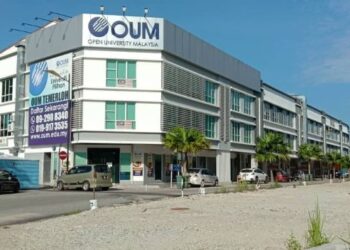 KETIKA ini hanya terdapat Open University
Malaysia (OUM) dan ia tidak cukup untuk mengisi
lambakan remaja lepasan Sijil Pelajaran Malaysia
(SPM).