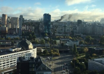KEPULAN asap memenuhi ruang udara Kyiv selepas dibedil peluru berpandu Russia
