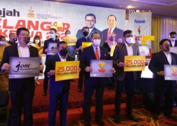 MOHD. Khairuddin Othman (tengah) ketika merasmikan program Jelajah Selangor Bekerja 2021 di Dewan Jubli Perak, Bangunan Sultan Salahuddin Abdul Aziz Shah, Shah Alam, hari ini.