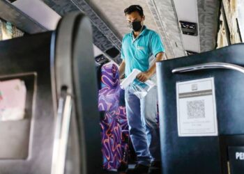 SEORANG petugas melakukan sanitasi pada tempat duduk penumpang dalam sebuah bas di Terminal Bas Ekspres Seksyen 17 di Shah Alam, Selangor. - UTUSAN / ZULFADHLI ZAKI