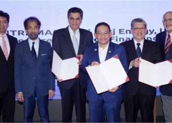 IRMOHIZAM Ibrahim (tiga kanan) bersama Lee Choo Boo (dua kanan) dan Saad Zaman (tiga kanan) menunjukkan dokumen perjanjian persefahaman bagi usahamasa pemasangan panel sistem solar bumbung PV 501 kilowatt-peak (kWp) pada Majlis Pelancaran Platform Pembiayaan Teknologi Hijau Itramas - Buru Energy di WTCKL Kuala Lumpur, hari ini. - UTUSAN/FAUZI BAHARUDIN