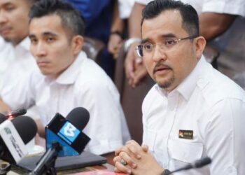 ASYRAF (kanan) bercakap kepada pemberita semasa sidang media selepas Mesyuarat Khas Exco Pemuda UMNO di Menara Dato' Onn di sini hari ini. FOTO: FAUZI BAHARUDDIN