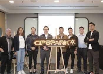 LIMA pengasas startup (penerima geran CIP Spark) bersama pasukan mereka pada majlis ramah mesra penerima geran CIP Spark & CIP Sprint kumpulan 1 di Kuala Lumpur, semalam.