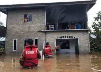 Rumah yang dinaiki air banjir di Kampung Bulau, Batu Niah, Miri.