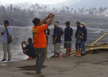 PENGUNJUNG dari luar sanggup datang ke Lumajang untuk berswafoto di lokasi letusan Gunung Semeru. - AGENSI
