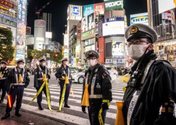 ANGGOTA polis mengawal keselamatan di jalan utama di daerah Shibuya di Tokyo, Jepun. - AFP  