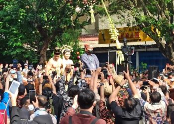 KAESANG Pangarep dan Isterinya, Erina Gudono diarak di Jalan Slamet Riyadi di Solo kelmarin.-AGENSI