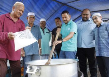 SYAIFUL Rizal Abdul Ghani (tiga dari kanan) mengacau bubur lambuk sempena Program Kongsi Rezeki Bubur Lambuk anjuran YBR di  Masjid Ar Rashid, Kampung Kubang Perun, Padang Besar, Perlis.-UTUSAN