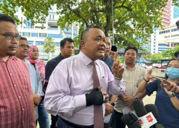 Sany Hassan (tengah) bercakap kepada pemberita di hadapan Ibu pejabat Polis Daerah Dang Wangi, Kuala Lumpur selepas membuat empat laporan polis hari ini.