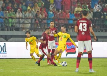 AKSI pemain Kedah (jersi kuning) ketika menentang Bali United dalam saingan Kumpulan G, Piala AFC di  Stadium Kapten I Wayan Dipta, Bali hari ini. - IHSAN KDA FC