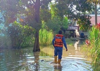KEADAAN banjir di Kampung Kuantan dan Kampung Tanjung Siam, Kuala Selangor dinaiki air Selasa lalu dipercayai kesan daripada peralihan monsun.