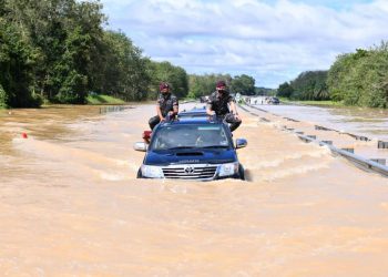 Yang di-Pertuan Agong, Al-Sultan Abdullah Ri'ayatuddin Al-Mustafa Billah Shah berkenan memandu sendiri kenderaan merempuh banjir di LPT1 hari ini.