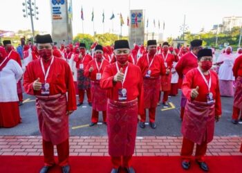 AHMAD  Zahid Hamidi (tengah) bersama barisan kepimpinan UMNO pada upacara menaikkan bendera sempena Perhimpunan Agung UMNO 2020 di Kuala Lumpur. – UTUSAN/SHIDDIEQIIN ZON