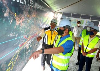 MENTERI Kanan Kerja Raya, Datuk Seri Fadillah Yusof (depan) melihat lokasi Projek Membina Lebuh Raya Kota Bharu ke Kuala Krai Pakej 2B di Ketereh, Kelantan pada Oktober lalu. – UTUSAN/ZULHANIFA SIDEK