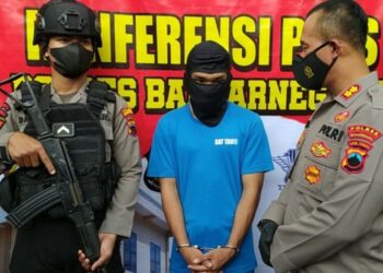 SUSPEK ditahan selepas kenyataannya menimbulkan keraguan pada pasukan polis yang menyiasat kehilangan suspek. - AGENSI
