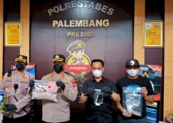 POLIS menunjukkan bahan bukti yang dirampas daripada seorang keldai dadah di Palembang. - AGENSI