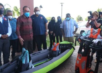 ANWAR Ibrahim bersama Dr. Sathia Prakash Nadarajan (empat dari kiri) melihat barangan pasca bencana sumbanga pihak SP Care Group kepada Pusat Khidmat Parlimen Port Dickson di Port Dickson hari ini.-UTUSAN/BADRUL HAFIZAN MAT ISA