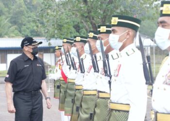 HISHAMMUDDIN Hussein (kiri) memeriksa kawalan kuarter semasa lawatan kerja di Markas Divisyen Kelima Infantri di Kota Kinabalu hari ini.