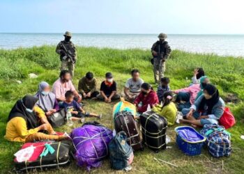 PATI warga Indonesia yang ditahan berhampiran di Jeti Pemunggahan Balak, Kampung Hidayat, Tawau semalam.-IHSAN ATB 2
