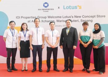 VOON Tin Yow (empat kiri) bersama Presiden Lotus’s Malaysia, Kenneth Chua (tiga kanan) pada majlis pelancaran kedai berkonsep pasar raya Lotus’s di Arena Xchange, Warisan Puteri, Sepang di IOI Mall Putrajaya. 
– UTUSAN/FAISOL MUSTAFA