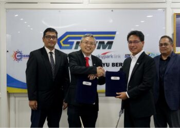 MAJLIS pertukaran dokumen kerjasama strategik antara KTMB dan UTAR.