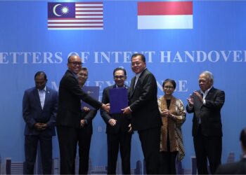 BAHARIN Din (depan, kanan) bertukar Memorandum Persefahaman (MoU) dengan Pengarah Perancangan Sistem dan Transmisi Perusahaan Listrik Negara, Indonesia , Evy Haryadi di Jakarta, 8 Januari lalu. Ia disaksikan oleh Perdana Menteri, Datuk Seri Anwar Ibrahim.