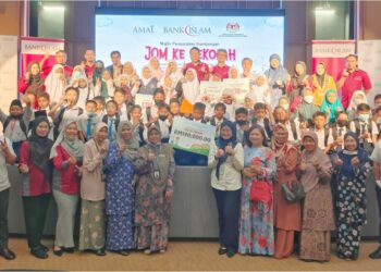 Wakil Bank Islam, Pejabat Pendidikan Daerah Kuching bersama 50 pelajar dan guru pengiring dari lima buah sekolah sekitar Kuching yang merupakan penerima sumbangan program ‘Jom ke Sekolah’ AMAL Bank Islam pada majlis yang berlangsung di Auditorium, Muzium Budaya Borneo.
