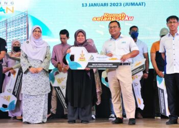 AMIRUDIN Shari menyerahkan kunci kepada pemilik baharu Rumah Selangorku Kemuning Idaman.