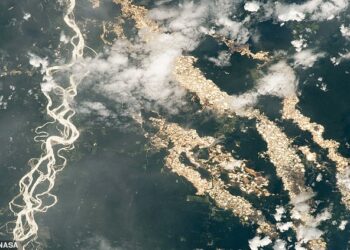 SUNGAI yang dipercayai menjadi lubuk emas dapat dilihat berkilauan di Amazon menerusi sebuah imej ditangkap dari Stesen Angkasa Antarabangsa (ISS). - NASA    