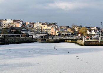 SUNGAI THAMES di Teddington menjadi beku buat pertama kali dalam tempoh 60 tahun. - SWNS.CO