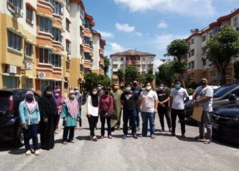 SEBAHAGIAN penduduk mangsa banjir di Pangsapuri TTDI Jaya, Shah Alam, Selangor menggesa Kerajaan Persekutuan dan negeri percepat proses kelulusan BSB dan BWI. - UTUSAN/MOHAMAD NAUFAL MOHAMAD IDRIS