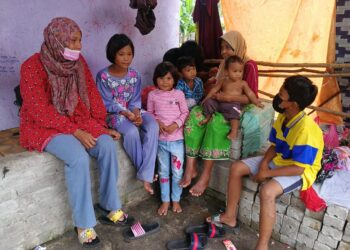CHE Wan Fatimah Che Wan Hamid (kiri) bersama anak-anak dan ibunya di Kampung Titian Berayun, Kijal di Kemaman. - UTUSAN/NIK NUR IZZATUL HAZWANI NIK ADNAN