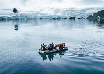 BARBARA Hernandez menjadi individu pertama berenang sejauh 2.49 kilometer di perairan Antartika. - AGENSI   