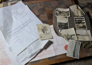 BEBERAPA gambar dan surat wasiat ditemukan di rumah terbiar di Wales Utara. - AGENSI