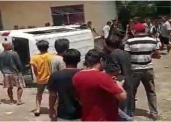 AKSI penduduk setempat membelasah lima lelaki dan merosakkan van putih milik mereka di Desa Sukaraja di Sumatera Selatan yang tular baru-baru ini.-AGENSI
