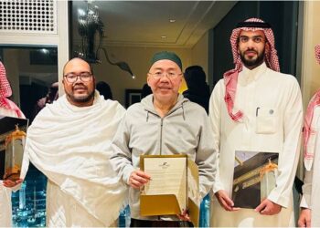 IKHLAS Kamarudin (dua dari kiri) dan Kamarudin Meranun (tengah) pada majlis pemeteraian kerjasama strategik bersama syarikat Arab Saudi, Dal Al Eiman di Mekah, semalam.