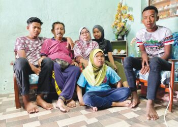 KHAMIS Salleh (dua kiri) dan Jamariah Zakariah di samping empat daripada lima cucu mereka yang kehilangan ibu akibat kanser perut ketika ditemui di Kubang Rotan, Alor Setar. – UTUSAN/JAMLIAH ABDULLAH