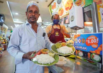 PEKERJA restoran menunjukkan contoh set makanan Menu Rahmah yang dijual di Restoran Ali Maju, Wisma Sri Rampai, Kuala Lumpur. – UTUSAN/AMIR KHALID