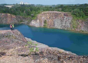 PENGUNJUNG tertarik dengan keindahan Tasik ‘Pepsi Blue’ yang mempunyai air berwarna biru kehijauan
di Rusila, Marang, Terengganu. – UTUSAN/PUQTRA HAIRRYU ROSLI
