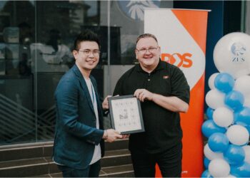 VENON Tian dan Charles Brewer pada majlis pemeteraian kerjasama antara ZUS Coffee dan Pos Malaysia.