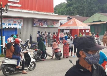 KEADAAN di depan kedai runcit ketika Sandra jatuh pengsan dan meninggal dunia di Berau, Kalimantan Timur, Indonesia. - AGENSI